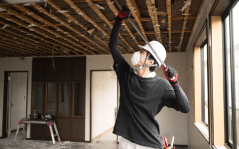 建築現場で働く若い作業員　天井の解体など